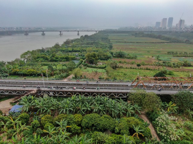 Nhịp sống đối lập ở bãi sông Hồng ngay sát trung tâm Hà Nội - Ảnh 5.