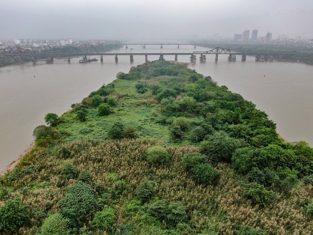Nhịp sống đối lập ở bãi sông Hồng ngay sát trung tâm Hà Nội - Ảnh 3.