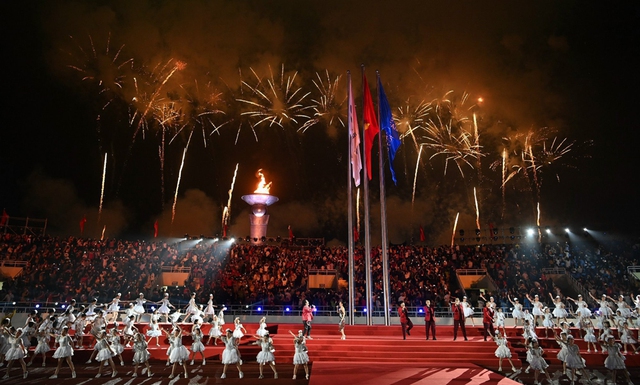Người dân Thủ đô háo hức và tự hào với lễ khai mạc SEA Games 31 - Ảnh 2.