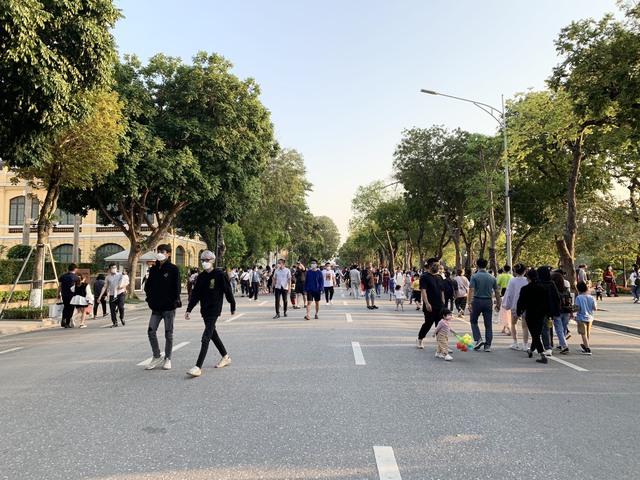 Hà Nội ban hành quy chế quản lý phố đi bộ hồ Hoàn Kiếm và phụ cận - Ảnh 1.