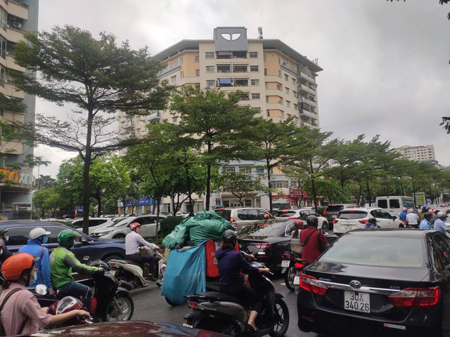 Hà Nội tiếp tục mưa lớn, giao thông đi lại khó khăn - Ảnh 3.