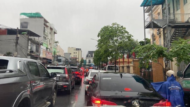 Hà Nội tiếp tục mưa lớn, giao thông đi lại khó khăn - Ảnh 4.
