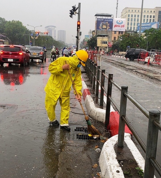 Hà Nội tiếp tục mưa lớn, giao thông đi lại khó khăn - Ảnh 7.
