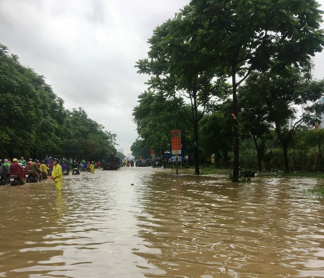 Hà Nội tiếp tục mưa lớn, giao thông đi lại khó khăn - Ảnh 6.