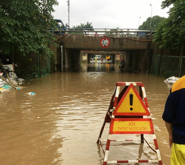Hà Nội tiếp tục mưa lớn, giao thông đi lại khó khăn - Ảnh 5.