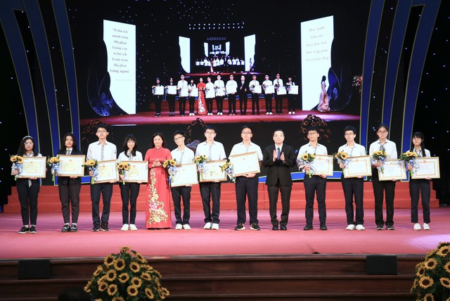 Hà Nội tuyên dương 700 học sinh giỏi tiêu biểu - Ảnh 1.
