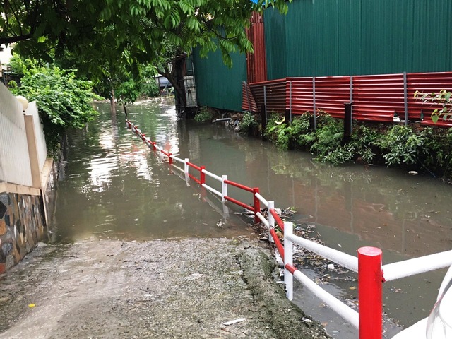 Nhiều tuyến đường đã được thoát nước sau cơn mưa lớn - Ảnh 4.