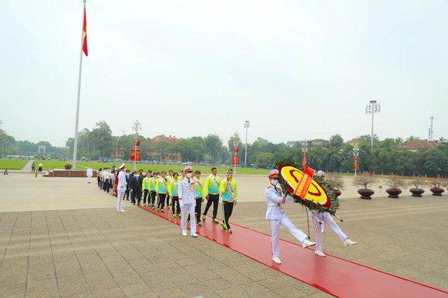 11 VĐV xuất sắc của Hà Nội thực hiện lễ xin lửa thắp đuốc SEA Games 31 - Ảnh 1.