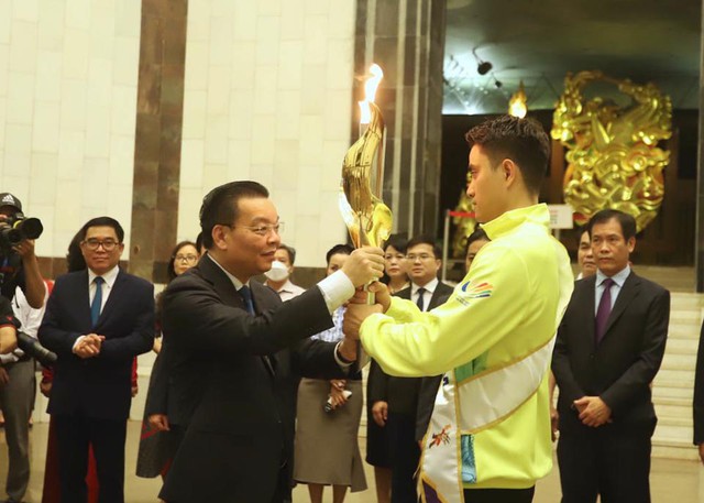 11 VĐV xuất sắc của Hà Nội thực hiện lễ xin lửa thắp đuốc SEA Games 31 - Ảnh 5.