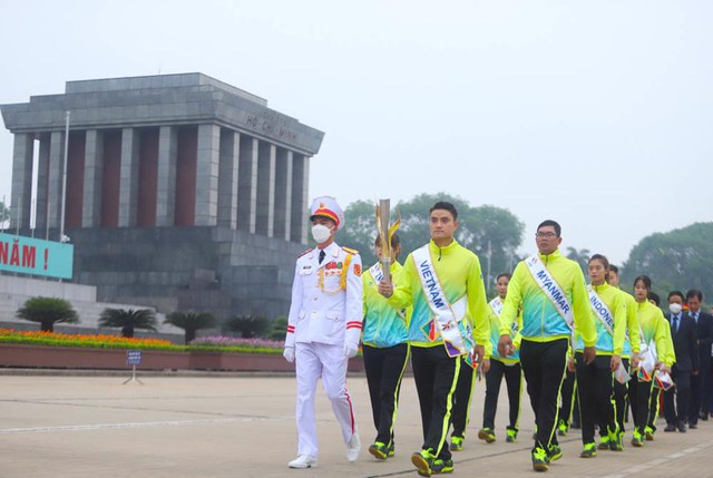 11 VĐV xuất sắc của Hà Nội thực hiện lễ xin lửa thắp đuốc SEA Games 31 - Ảnh 6.