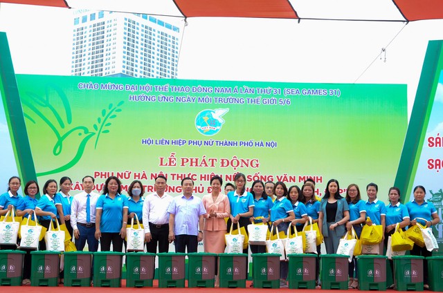 Phụ nữ Thủ đô xây dựng môi trường ‘Sáng, xanh, sạch, đẹp’ chào mừng SEA Games 31 - Ảnh 3.