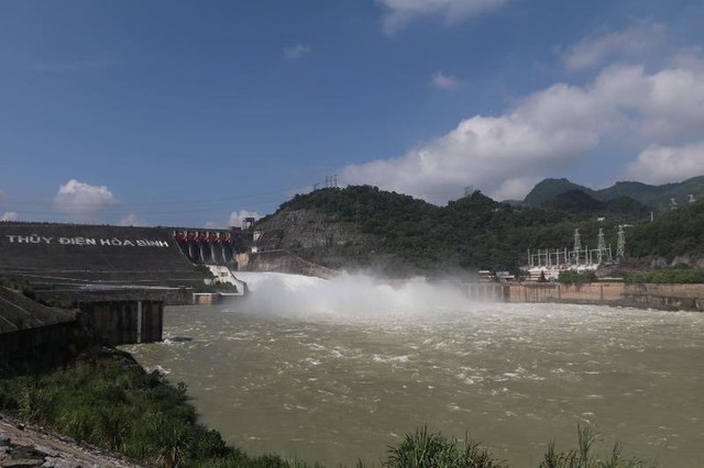 Cần bảo đảm an toàn khi hồ Hòa Bình xả lũ - Ảnh 1. Cần bảo đảm an toàn khi hồ Hòa Bình xả lũ - Ảnh 1.