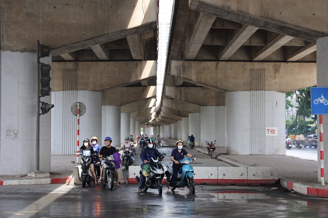 Ngắm cầu vòm sắt đầu tiên của Hà Nội vượt hồ Linh Đàm trước ngày thông xe - Ảnh 11.