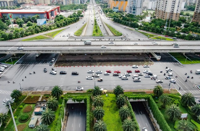 Ngỡ ngàng trước vẻ đẹp của &quot;Hầm chui xanh&quot; phủ kín dây leo độc đáo ở Hà Nội - Ảnh 1.