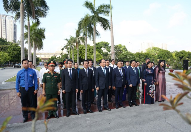 Lãnh đạo TP. Hà Nội dâng hương tưởng niệm các Anh hùng liệt sĩ và các vị tiền bối cách mạng - Ảnh 1.