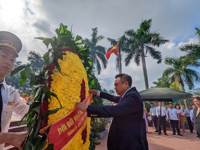 Lãnh đạo TP. Hà Nội dâng hương tưởng niệm các Anh hùng liệt sĩ và các vị tiền bối cách mạng - Ảnh 2.