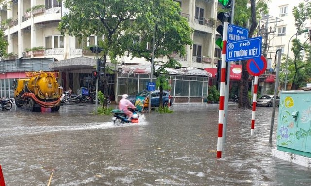 Hà Nội mưa lớn gây úng ngập nhiều tuyến phố - Ảnh 2.
