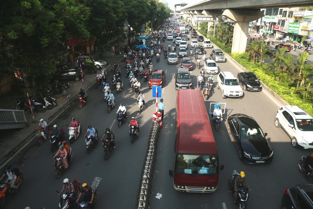 Giao thông vẫn ‘loạn’ trên những tuyến đường mới điều chỉnh - Ảnh 1.