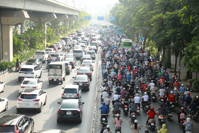 Giao thông vẫn ‘loạn’ trên những tuyến đường mới điều chỉnh - Ảnh 4.