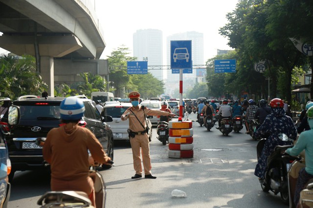 Giao thông vẫn ‘loạn’ trên những tuyến đường mới điều chỉnh - Ảnh 2.