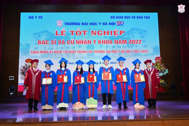 Lễ tốt nghiệp của ‘khoá  học đặc biệt’ tại Đại học Y Hà Nội - Ảnh 1.
