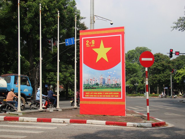 Hà Nội rợp sắc cờ hoa mừng kỷ niệm Cách mạng Tháng Tám và Quốc khánh - Ảnh 4.