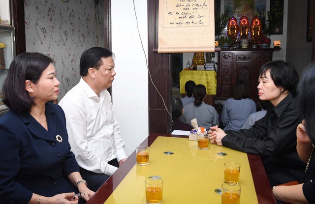 Bí thư Thành ủy Hà Nội thăm gia đình cán bộ, chiến sĩ hy sinh trong vụ cháy tại quận Cầu Giấy - Ảnh 4.