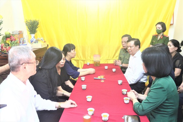 Bí thư Thành ủy Hà Nội thăm gia đình cán bộ, chiến sĩ hy sinh trong vụ cháy tại quận Cầu Giấy - Ảnh 1.