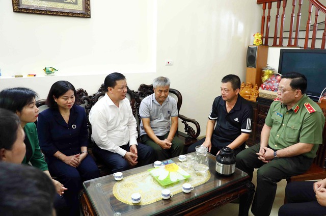 Bí thư Thành ủy Hà Nội thăm gia đình cán bộ, chiến sĩ hy sinh trong vụ cháy tại quận Cầu Giấy - Ảnh 2.