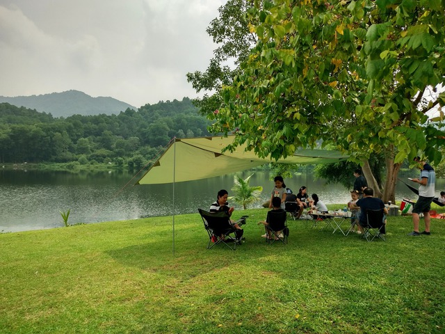 Mùa thu đi leo núi, cắm trại ở những hồ tuyệt đẹp của Hà Nội - Ảnh 1.