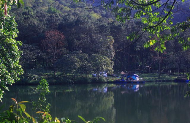 Mùa thu đi leo núi, cắm trại ở những hồ tuyệt đẹp của Hà Nội - Ảnh 9.
