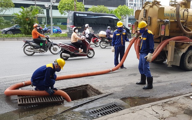 Những cống hiến thầm lặng của công nhân thoát nước Thủ đô - Ảnh 3.