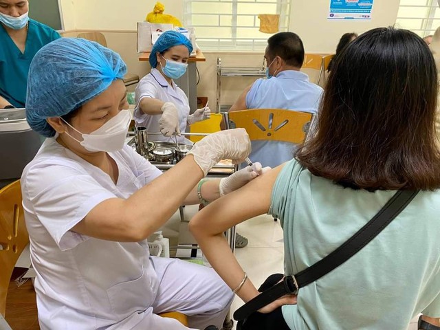 Chủ tịch TP. Hà Nội chỉ đạo tăng cường tiêm vaccine COVID-19 cho người dân - Ảnh 1.