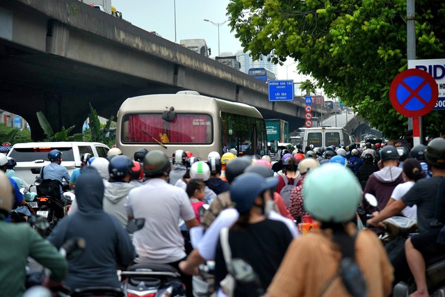 Ngày đầu nghỉ lễ 2/9, người dân 'đội mưa' để về quê - Ảnh 9.