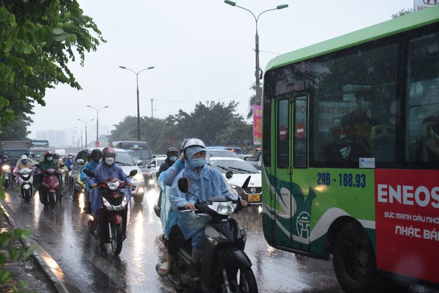 Ngày đầu nghỉ lễ 2/9, người dân 'đội mưa' để về quê - Ảnh 5.