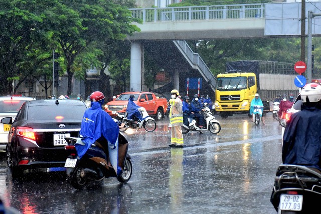 Ngày đầu nghỉ lễ 2/9, người dân 'đội mưa' để về quê - Ảnh 7.