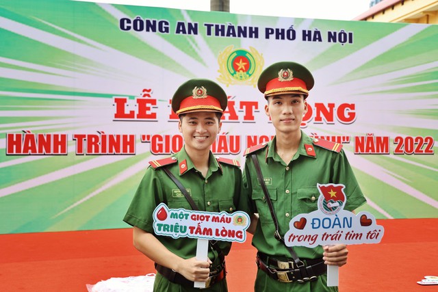 Hành trình ‘Giọt máu nghĩa tình 2022’ của Công an Thủ đô - Ảnh 4.