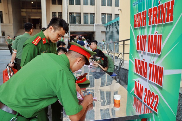 Hành trình ‘Giọt máu nghĩa tình 2022’ của Công an Thủ đô - Ảnh 3.