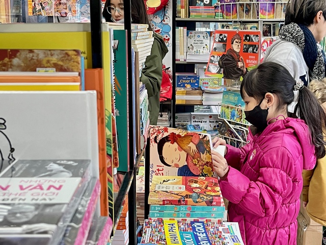 Phố sách Hà Nội thu hút giới trẻ ngày đầu năm mới 2023 - Ảnh 3.