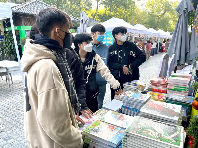 Phố sách Hà Nội thu hút giới trẻ ngày đầu năm mới 2023 - Ảnh 5.