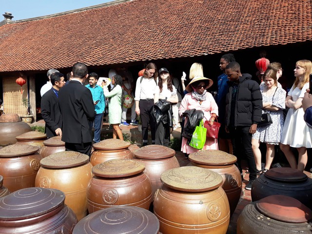Trải nghiệm Tết Việt truyền thống tại làng cổ Đường Lâm - Ảnh 1.