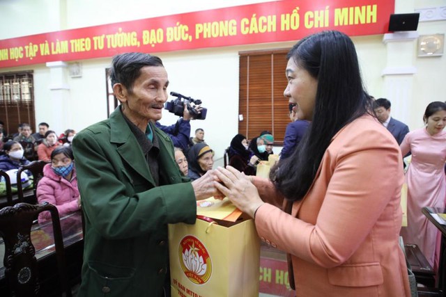 Hà Nội trao tặng gần 1,6 triệu suất quà Tết cho các đối tượng chính sách  - Ảnh 1.