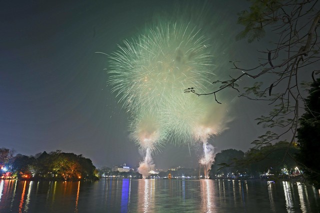 Ngắm pháo hoa rực sáng trên bầu trời Thủ đô Hà Nội - Ảnh 1.