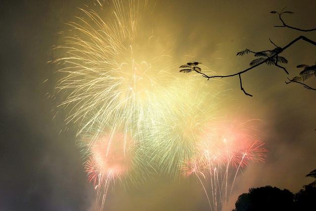 Ngắm pháo hoa rực sáng trên bầu trời Thủ đô Hà Nội - Ảnh 3.