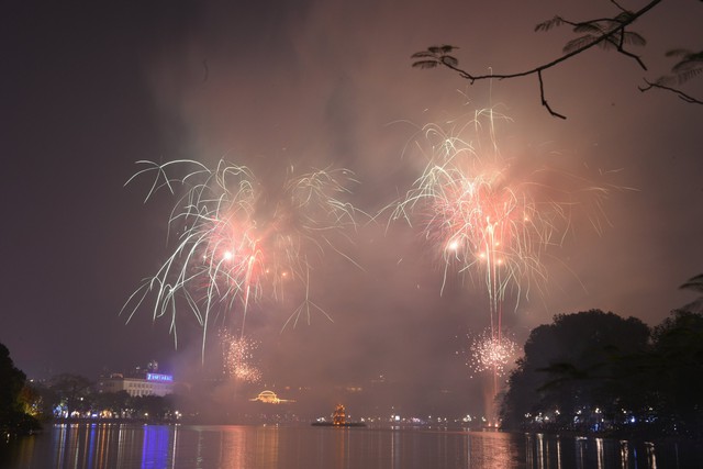 Ngắm pháo hoa rực sáng trên bầu trời Thủ đô Hà Nội - Ảnh 2.