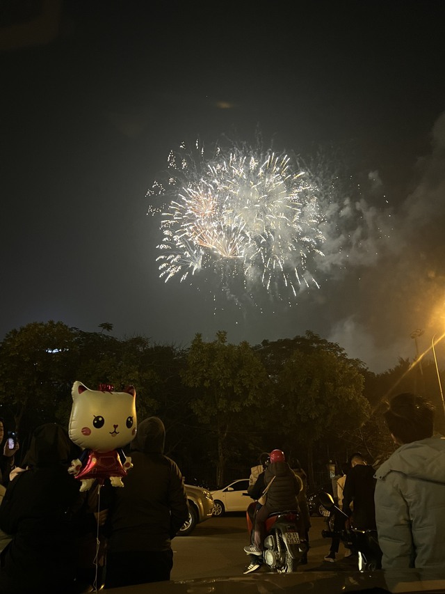 Ngắm pháo hoa rực sáng trên bầu trời Thủ đô Hà Nội - Ảnh 5.