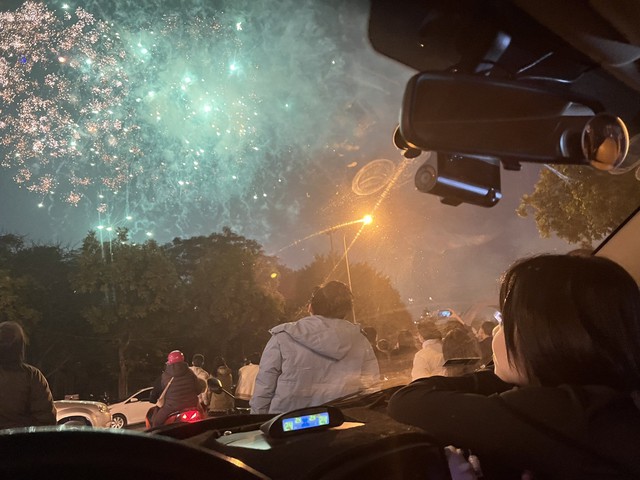 Ngắm pháo hoa rực sáng trên bầu trời Thủ đô Hà Nội - Ảnh 4.