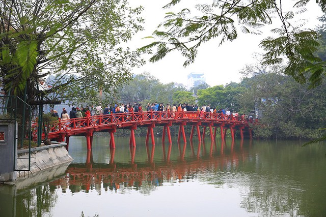 Hơn 330 nghìn lượt khách đến Hà Nội dịp Tết Nguyên đán - Ảnh 1.