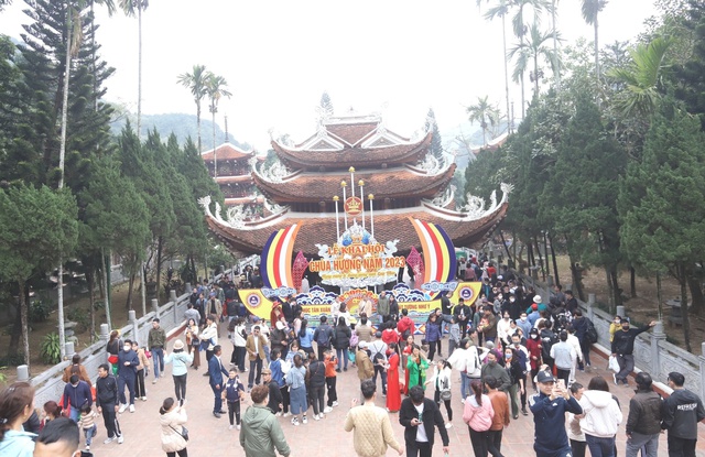 Chùm ảnh khai hội chùa Hương năm 2023 - Ảnh 2.