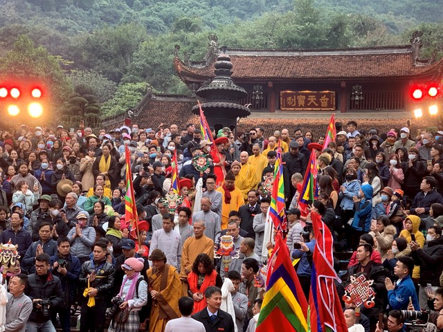Khoảng 3 vạn khách đã đến Chùa Hương trong ngày Khai hội - Ảnh 1.